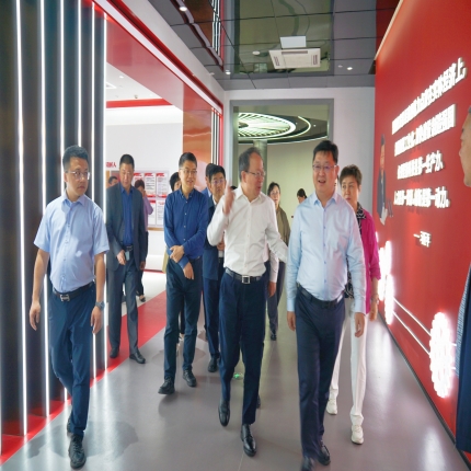 山西省政協(xié)副主席李曉波率“培育壯大智能產業(yè)，加快推動智能化發(fā)展”調研組參觀考察泰隆集團